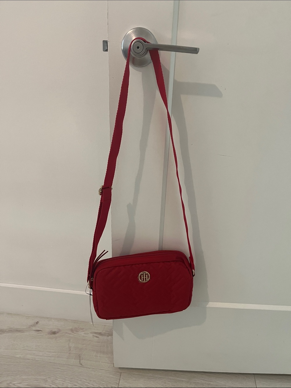 Tommy Hilfiger Red Quilted Camera Crossbody - Picture 4 of 4